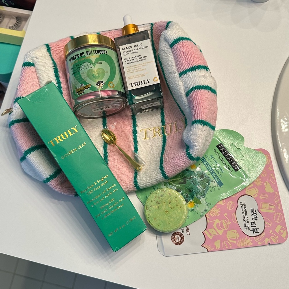 💚TRULY BEAUTY: PINK STRIPED TERRY BAG BUNDLE💚 ALL NEW PRODUCTS!! 💚💕